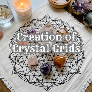 Puede incluir: Un paño blanco con un patrón geométrico negro, con el texto "Creation of Crystal Grids". Cristales de varios colores y formas están dispuestos sobre el paño.