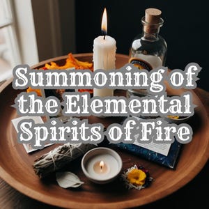 Op de afbeelding: Een houten dienblad met een witte kaars, een heldere glazen fles met een kurkstop, een kleine witte kom met een brandende kaars, gedroogde kruiden en bloemen. De tekst "Summoning of the Elemental Spirits of Fire" is geschreven in witte letters op een grijze achtergrond.