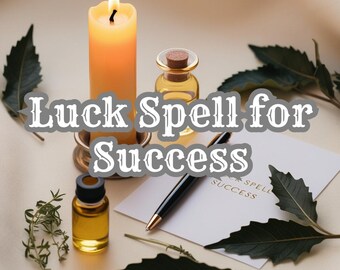 Może przedstawiać: Biała świeca z żółtym płomieniem, dwie małe butelki olejku eterycznego, długopis i kartka papieru z napisem "Luck Spell for Success". Elementy są ułożone na jasnobeżowej powierzchni z zielonymi liśćmi.