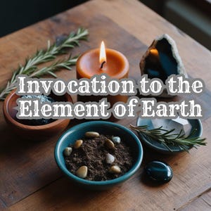 Könnte beinhalten: Ein Holztisch mit einer türkisfarbenen Schale gefüllt mit Erde und kleinen Steinen, einer brennenden orangefarbenen Kerze, einem dunkelgrauen Stein, einem klaren Kristall und einem Zweig Rosmarin. Der Text "Invocation to the Element of Earth" ist in weißen Buchstaben auf grauem Hintergrund geschrieben.