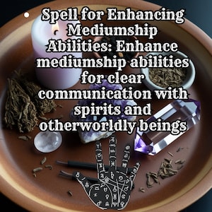 Puede incluir: Un hechizo para mejorar las habilidades de médium con una vela blanca, cristales morados, hierbas secas y una mano con símbolos astrológicos en un plato marrón.
