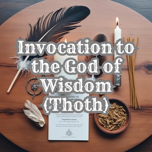 Può includere: Un tavolo di legno con una candela bianca, bastoncini di incenso, piume, una piccola ciotola di erbe marroni e un libro con il testo "Invocazione al Dio della Saggezza (Thot)".