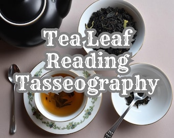 以下が含まれることがあります： タッセオグラフィーとも呼ばれる茶葉占いとは、一種の占いです。画像には、ティーポット、ティーカップ3つ、スプーンが写っています。カップの2つは、茶葉でいっぱいです。