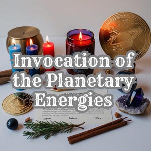 Puede incluir: Una imagen de bodegón de un ritual para invocar energías planetarias. La imagen presenta velas, incienso, cristales y una carta planetaria dorada. El texto "Invocation of the Planetary Energies" se superpone a la imagen.
