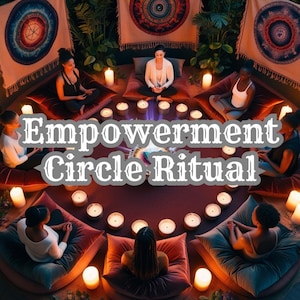 Könnte beinhalten: Eine Gruppe von Menschen sitzt in einem Kreis auf bunten Kissen, mit brennenden Kerzen um sie herum. Der Text "Empowerment Circle Ritual" befindet sich in der Mitte des Bildes.