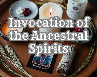Puede incluir: Una bandeja de madera con una vela blanca, un pequeño frasco con el texto "Invocation of the Ancestral Spirits", un palo de salvia, una tarjeta con el texto "Ancestral Spirits" y varias hierbas y flores secas.