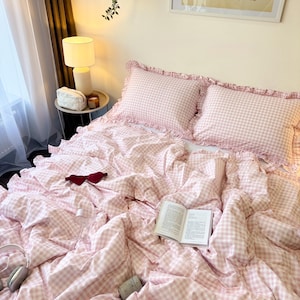 Rosa gingham-bäddset med volanger. 4-delat set - Påslakan, 2 örngott, Dra-på-lakan eller Slätlakan. Anpassad storlek