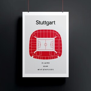 Könnte beinhalten: Eine Luftaufnahme eines Fußballstadions in Rot und Weiß, mit dem Text "Stuttgart" oben, "23. Juli 1933", "60.449" und "48° 47' 32" N 9° 13' 55" E" unten.