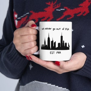 Nigdy nie wychodzimy z mody Kubek do kawy Swiftie Cup Taylor Fan Cup Stylowy prezent telewizyjny dla miłośnika Taylor New York Skyline Fashion NYC Swiftian 1989 TV