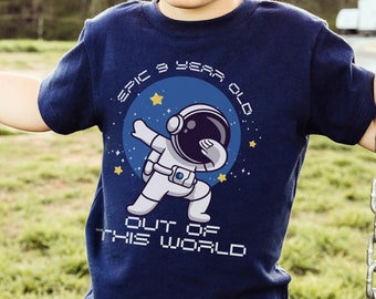 Chemise astronaute 9e anniversaire, t-shirt amusant de fête d'anniversaire de neuf ans dans l'espace, tamponner l'astronaute hors de ce monde t-shirt graphique pour garçons