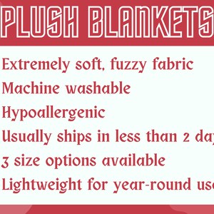 K&ouml;nnte beinhalten: Eine Grafik mit wei&szlig;em Text auf rotem Hintergrund, die "PLUSH BLANKETS" lautet und die folgenden Eigenschaften auflistet: Extrem weicher, flauschiger Stoff, Maschinenwaschbar, Hypoallergen, In der Regel versandt in weniger als 2 Tagen, 3 Gr&ouml;&szlig;en verf&uuml;gbar, Leicht f&uuml;r den ganzj&auml;hrigen Gebrauch.