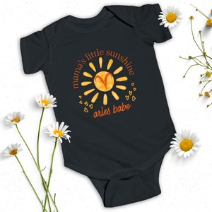 Simpatico body intero con segno zodiacale Ariete per neonato, miglior regalo per la mamma astrologica, regalo per la festa del neonato celeste del piccolo sole della mamma