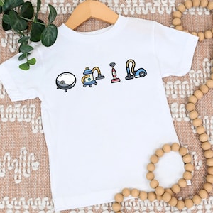 Op de afbeelding: Wit T-shirt met een afbeelding van vier verschillende stofzuigers. De stofzuigers staan in een rij van links naar rechts. De eerste stofzuiger is een ronde robotstofzuiger. De tweede stofzuiger is een traditionele staande stofzuiger. De derde stofzuiger is een handstofzuiger. De vierde stofzuiger is een blauwe stoffer.