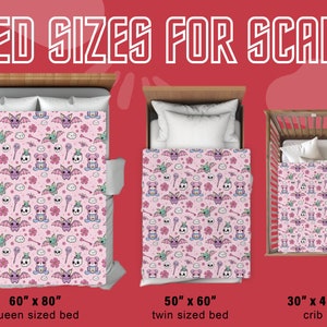 K&ouml;nnte beinhalten: Ein visueller Leitfaden f&uuml;r Bettgr&ouml;&szlig;en, der ein Queensize-Bett (60" x 80"), ein Einzelbett (50" x 60") und ein Babybett (30" x 40") zeigt. Jedes Bett ist mit einer rosa-wei&szlig;en Bettw&auml;sche mit Cartoon-Flederm&auml;usen, Sch&auml;deln und Blumen bedeckt.
