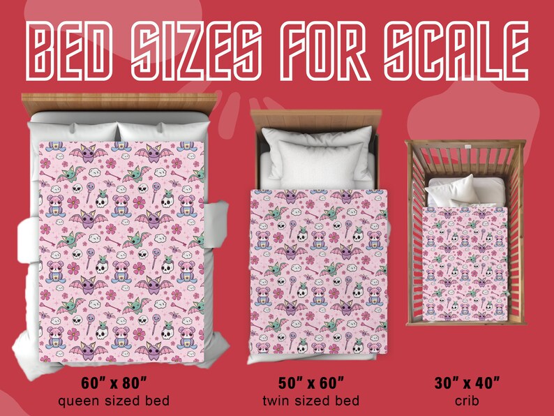 K&ouml;nnte beinhalten: Ein visueller Leitfaden f&uuml;r Bettgr&ouml;&szlig;en, der ein Queensize-Bett (60" x 80"), ein Einzelbett (50" x 60") und ein Babybett (30" x 40") zeigt. Jedes Bett ist mit einer rosa-wei&szlig;en Bettw&auml;sche mit Cartoon-Flederm&auml;usen, Sch&auml;deln und Blumen bedeckt.