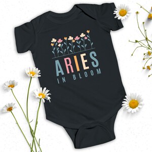 Simpatico body intero con segno zodiacale Ariete per bambino, miglior regalo per la mamma astrologica, vestito floreale in fiore, regalo celeste per la doccia del neonato