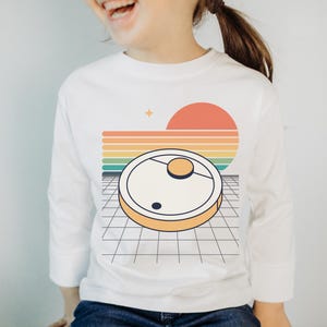 Bonita camiseta de manga larga con robot aspirador para niños pequeños, camiseta de aspirador para niños para otoño
