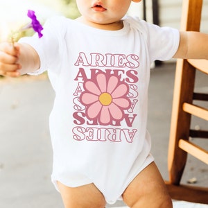 Simpatico body intero con segno zodiacale Ariete per bambino, miglior regalo per la mamma astrologica, regalo alternativo floreale celeste per la doccia del neonato