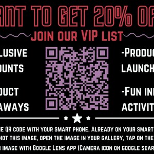 K&ouml;nnte beinhalten: Eine schwarz-wei&szlig;e Grafik mit rotem Text, der "WANT TO GET 20% OFF? JOIN OUR VIP LIST" lautet. Die Grafik enth&auml;lt auch einen violetten QR-Code und eine Liste der Vorteile, die sich aus der Teilnahme an der VIP-Liste ergeben, darunter exklusive Rabatte, Produktgeschenke, Produkteinf&uuml;hrungen und lustige Informationen und Aktivit&auml;ten.