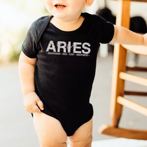 Simpatico body floreale con segno zodiacale Ariete per bambini, miglior regalo per la mamma astrologica, regalo per la doccia per neonati celestiali pastello Goth alternativo
