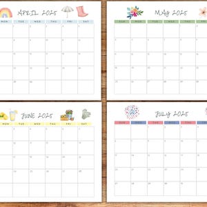 Puede incluir: Un conjunto de cuatro calendarios estilo acuarela para abril, mayo, junio y julio de 2025. Cada calendario presenta una ilustraci&oacute;n estacional diferente en la parte superior, como flores, arco&iacute;ris y herramientas de jardiner&iacute;a. Los calendarios est&aacute;n sobre un fondo de madera.