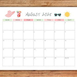 Puede incluir: Una p&aacute;gina de calendario impresa para agosto de 2025, con una cuadr&iacute;cula de los d&iacute;as de la semana. Elementos decorativos: sol, gafas de sol, c&oacute;ctel y sombrero. El calendario est&aacute; sobre una superficie de madera.