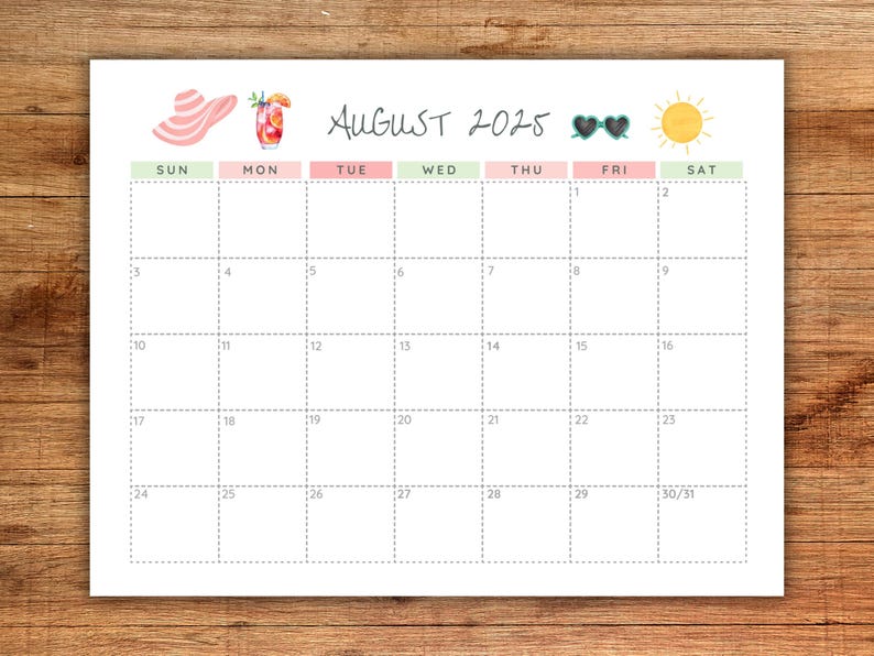 Puede incluir: Una p&aacute;gina de calendario impresa para agosto de 2025, con una cuadr&iacute;cula de los d&iacute;as de la semana. Elementos decorativos: sol, gafas de sol, c&oacute;ctel y sombrero. El calendario est&aacute; sobre una superficie de madera.