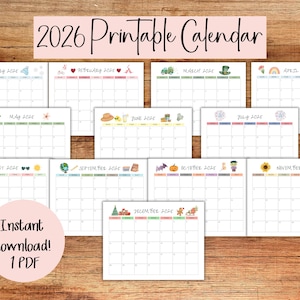Puede incluir: Un conjunto de calendarios imprimibles de 2026, cada uno con un mes diferente con ilustraciones de temporada. Los calendarios est&aacute;n dispuestos sobre una superficie de madera, con el texto "2026 Printable Calendar" en la parte superior y "Instant download! 1 PDF" en la parte inferior.