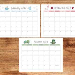 Puede incluir: Tres calendarios mensuales para 2025, con enero, febrero y marzo. Cada calendario tiene un fondo blanco con un dise&ntilde;o de acuarela en la parte superior. Enero tiene una taza y un sombrero, febrero tiene corazones y marzo tiene un cami&oacute;n y un sombrero.