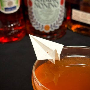 Ciondolo per bicchiere da cocktail a forma di aereo di carta, set da 6