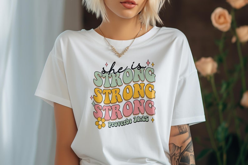 She Is Strong Proverbs 31:25 Women's Empowerment T-shirt Bild 1