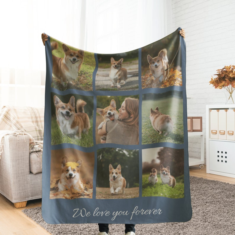 Puede incluir: Una manta de franela azul con un collage de nueve fotos de corgis. Las fotos muestran a los corgis en varias poses y entornos. La manta tiene el texto "We love you forever" impreso en la parte inferior.