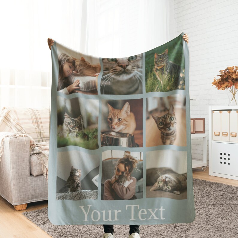 Puede incluir: Una suave manta de forro polar azul con un collage de nueve fotos de gatos. Las fotos est&aacute;n dispuestas en una cuadr&iacute;cula de 3x3. La manta tiene el texto "Your Text" impreso en la parte inferior.
