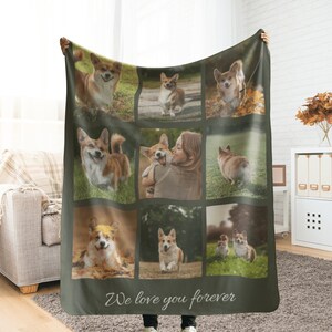 Puede incluir: Una manta de forro polar verde con un collage de nueve fotos de corgis. Las fotos muestran a los corgis en varias poses, incluyendo jugando, abraz&aacute;ndose y mirando a la c&aacute;mara. La manta tiene el texto "We love you forever" impreso en la parte inferior.