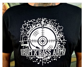 Organic T-Shirt „DRUM‘N‘BASS ARMY“ (white print) – Unisex loose fit T-Shirt – Sustainably hand silkscreen printed