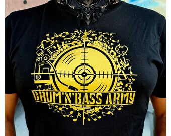 Organic T-Shirt „DRUM‘N‘BASS ARMY“ (gold print) – Unisex loose fit T-Shirt – Sustainably hand screen printed