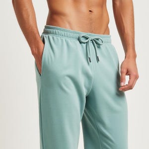 Pantalones deportivos cómodos y elegantes para hombre: para uso diario y deportivo. Patrón de costura. Tallas de mujer: EE. UU. 34 a 46, A0-A4-Carta.