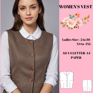 Puede incluir: Un chaleco marrón con cierre de botones. El chaleco se muestra en una modelo que lleva una camisa blanca. La imagen también incluye un patrón para el chaleco, que está impreso en un fondo rosa con un diseño floral. El texto "WOMEN'S VEST" está impreso en negro en la parte superior de la imagen. El texto "Ladies Size; 2 to 30 XS to 4XL" está impreso en negro debajo del diseño floral. El texto "AO-US LETTER-A4 PAPER" está impreso en negro debajo de la información de tamaño.