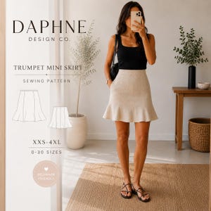 Könnte beinhalten: Ein Schnittmuster für einen Trompeten-Minirock von Daphne Design Co. Der Text enthält 'TRUMPET MINI SKIRT', 'SEWING PATTERN', 'XXS-4XL' und '0-30 SIZES'. Eine Strichzeichnung des Rocks ist neben einem beigen Minirock mit ausgestelltem Saum zu sehen.