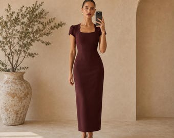 Könnte beinhalten: Ein dunkelburgunderfarbenes, bodenlanges Kleid mit quadratischem Ausschnitt und kurzen Ärmeln. Der Text DAPHNE DESIGN CO steht oben und A4 & A0 • Sizes 0-30 • XXS-4XL • Digital PDF Pattern steht unten auf dieser Kleidungsdarstellung.