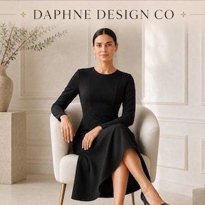 Peut inclure: Une robe midi noire à manches longues avec une encolure ronde et un corsage ajusté qui s'évase en une jupe. Le texte DAPHNE DESIGN CO est affiché en haut de l'image. La robe présente des coutures verticales sur le corsage avant.