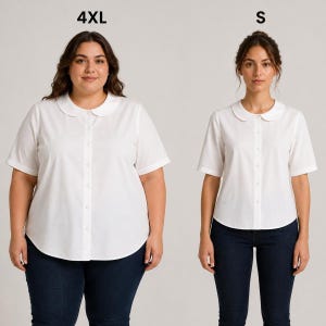 Peut inclure: Deux femmes portant des chemises blanches à manches courtes avec un col rond et un devant boutonné. Les chemises sont associées à des jeans bleu foncé. La chemise de gauche est étiquetée "4XL" et celle de droite "S".