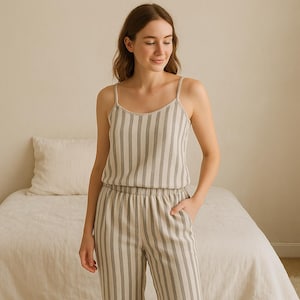 以下が含まれることがあります： グレーと白のストライプ柄のツーピースパジャマセット。キャミソールとパンツのセットです。キャミソールは細いストラップと丸いネックラインです。パンツは伸縮性のあるウエストバンドとゆったりとしたフィット感です。