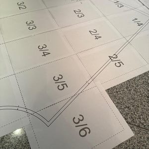 Puede incluir: Un patr&oacute;n de costura de papel blanco con l&iacute;neas de cuadr&iacute;cula impresas en negro y etiquetas num&eacute;ricas como 1/2, 1/3, 1/4, 2/1, 2/2, 2/3, 2/4, 2/5, 3/1, 3/2, 3/3, 3/4, 3/5 y 3/6. El patr&oacute;n incluye contornos negros curvos y l&iacute;neas de corte discontinuas.