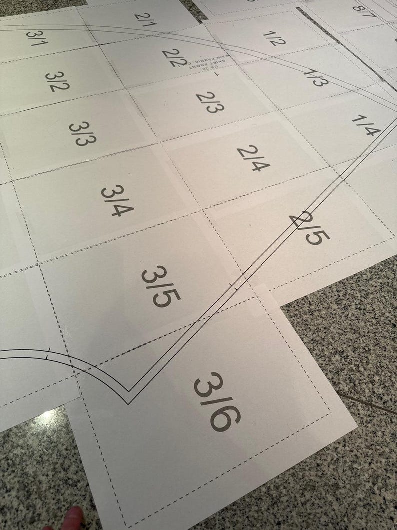 Puede incluir: Un patr&oacute;n de costura de papel blanco con l&iacute;neas de cuadr&iacute;cula impresas en negro y etiquetas num&eacute;ricas como 1/2, 1/3, 1/4, 2/1, 2/2, 2/3, 2/4, 2/5, 3/1, 3/2, 3/3, 3/4, 3/5 y 3/6. El patr&oacute;n incluye contornos negros curvos y l&iacute;neas de corte discontinuas.
