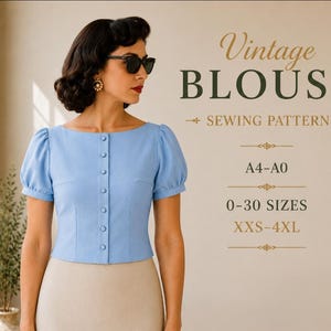 Puede incluir: Una blusa azul claro con mangas cortas abullonadas, cuello barco y una fila vertical de botones a juego. El texto dice: Vintage BLOUSE SEWING PATTERN A4-A0 0-30 SIZES XXS-4XL. La prenda se lleva con una falda beige y gafas de sol oscuras.