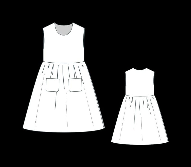 Puede incluir: Un vestido blanco sin mangas con escote redondo y falda fruncida. La versi&oacute;n m&aacute;s grande a la izquierda presenta dos bolsillos cuadrados de parche en la parte delantera, mientras que la versi&oacute;n m&aacute;s peque&ntilde;a a la derecha es un vestido sencillo sin bolsillos.