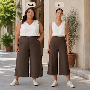 Könnte beinhalten: Zwei Frauen tragen weiße V-Ausschnitt-Tops und braune Culottes. Eine Frau trägt Größe 4XL, die andere Größe S. Beide tragen weiße Turnschuhe. Der Hintergrund umfasst Grün und ein Gebäude.