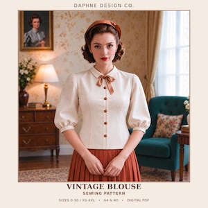 Puede incluir: Una blusa color crema con mangas abullonadas hasta el codo, cuello en punta, lazo de cinta marrón en el cuello y tapeta de botones frontal. El texto dice: DAPHNE DESIGN CO. VINTAGE BLOUSE SEWING PATTERN SIZES 0-30 / XS-4XL A4 & A0 DIGITAL PDF.