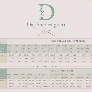 Op de afbeelding: Een maattabel voor Daphnedesignco met een groot letter D-logo en een naald-en-draad-pictogram. De tabel toont afmetingen in centimeters en inches voor Amerikaanse maten 2 tot 30, inclusief borst-, taille- en heupomtrek.
